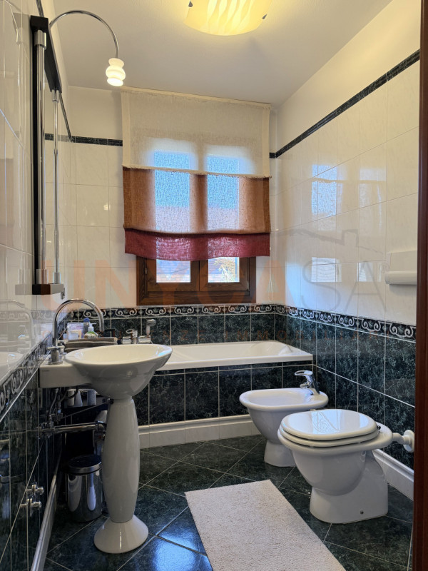 STRA: Proponiamo elegante appartamento inserito in una raffinata palazzina di sole 6 unità abitat...