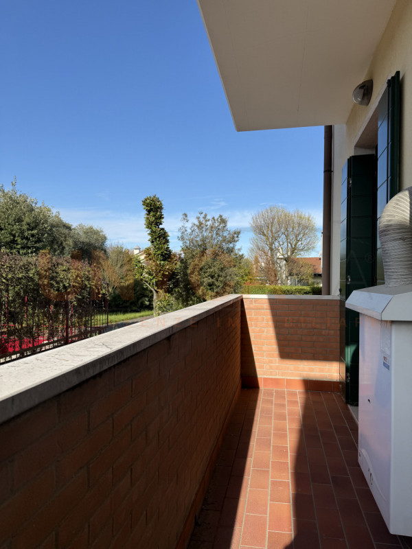 STRA: Proponiamo elegante appartamento inserito in una raffinata palazzina di sole 6 unità abitat...