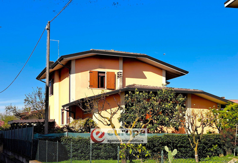 A pochi Km. dalla città, in direzione Nord e precisamente a CAVAZZALE, zona interna a viale Europ...