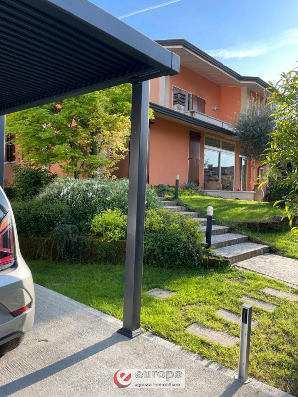 A pochi Km. dalla città, in direzione Nord e precisamente a CAVAZZALE, zona interna a viale Europ...