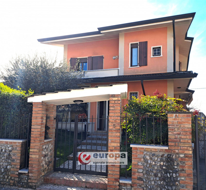 A pochi Km. dalla città, in direzione Nord e precisamente a CAVAZZALE, zona interna a viale Europ...