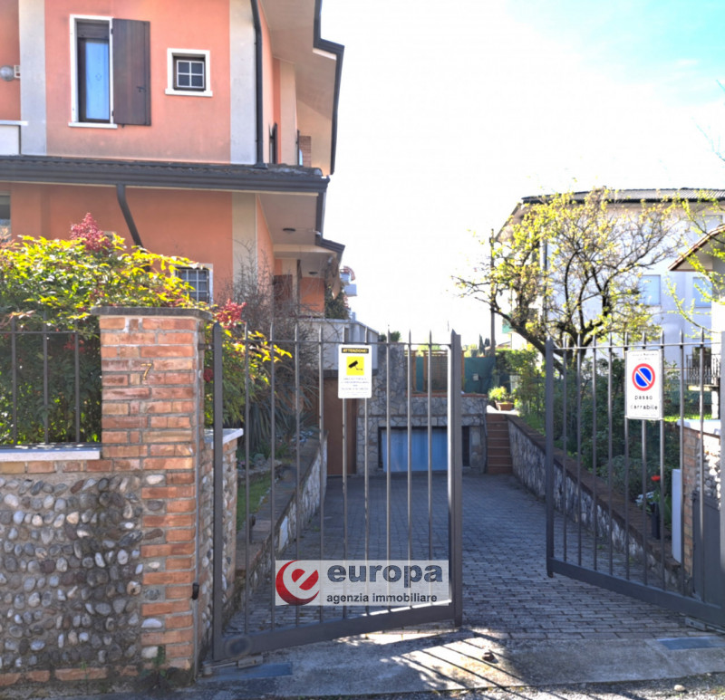 A pochi Km. dalla città, in direzione Nord e precisamente a CAVAZZALE, zona interna a viale Europ...