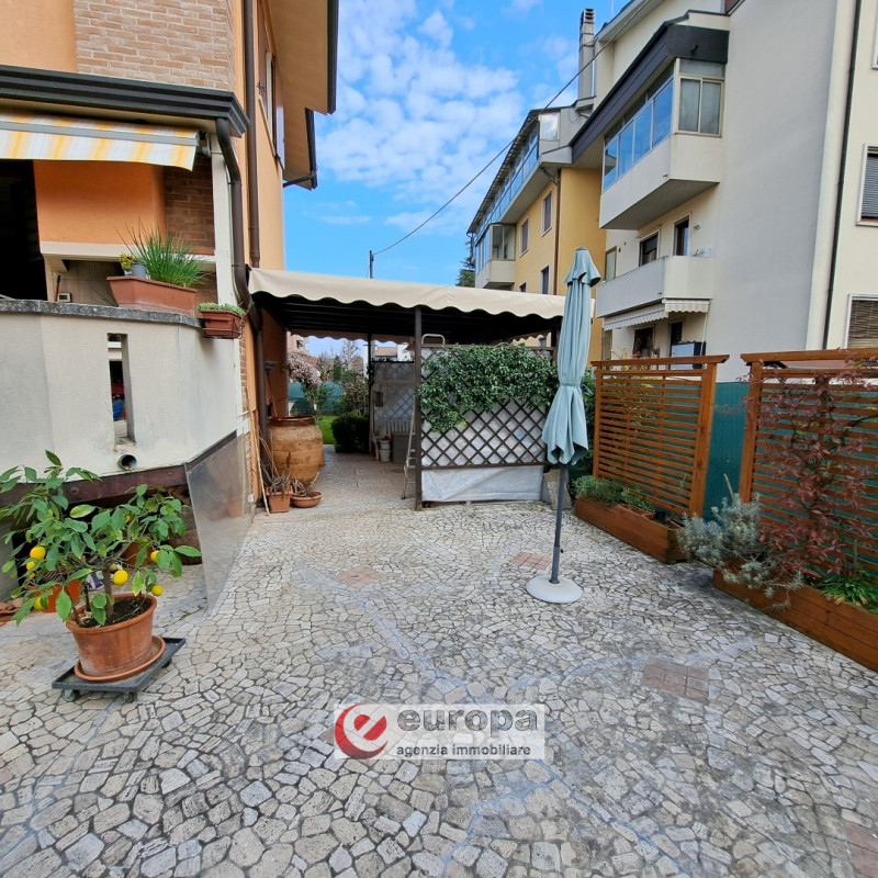 A pochi Km. dalla città, in direzione Nord e precisamente a CAVAZZALE, zona interna a viale Europ...