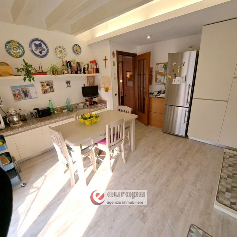 A pochi Km. dalla città, in direzione Nord e precisamente a CAVAZZALE, zona interna a viale Europ...