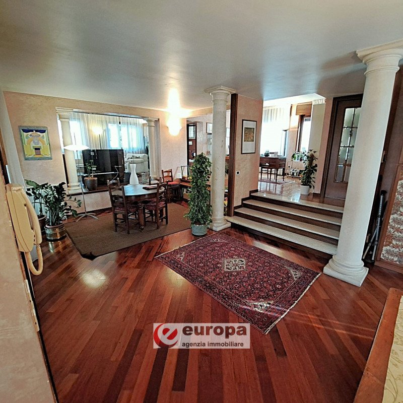 A pochi Km. dalla città, in direzione Nord e precisamente a CAVAZZALE, zona interna a viale Europ...