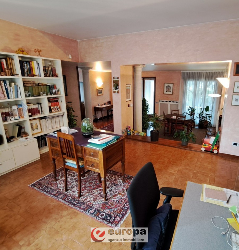 A pochi Km. dalla città, in direzione Nord e precisamente a CAVAZZALE, zona interna a viale Europ...