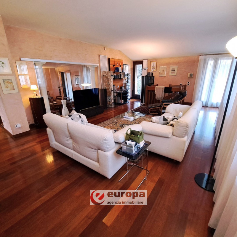 A pochi Km. dalla città, in direzione Nord e precisamente a CAVAZZALE, zona interna a viale Europ...