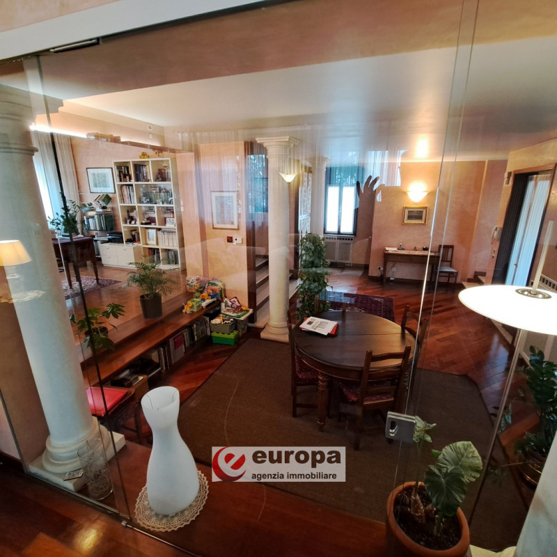 A pochi Km. dalla città, in direzione Nord e precisamente a CAVAZZALE, zona interna a viale Europ...