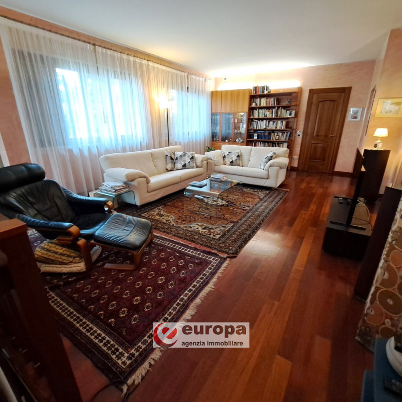 A pochi Km. dalla città, in direzione Nord e precisamente a CAVAZZALE, zona interna a viale Europ...