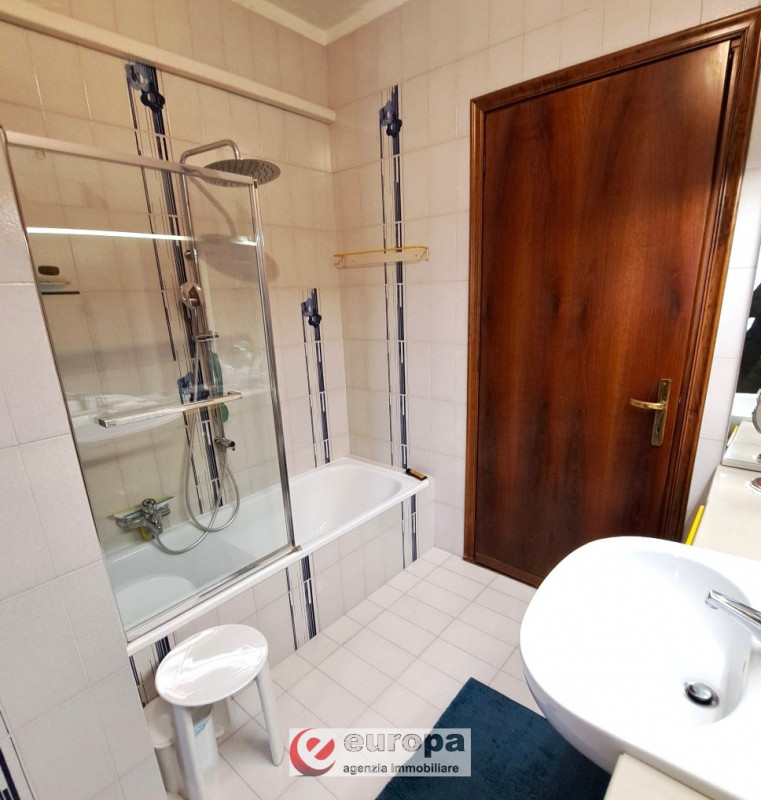 A pochi Km. dalla città, in direzione Nord e precisamente a CAVAZZALE, zona interna a viale Europ...