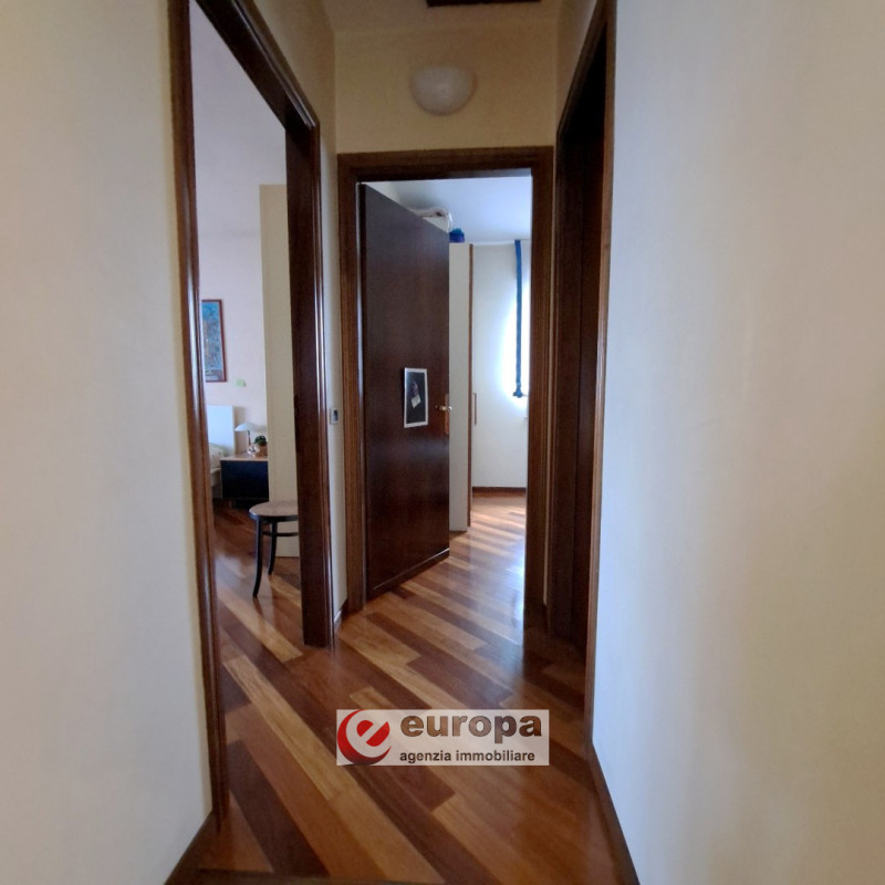 A pochi Km. dalla città, in direzione Nord e precisamente a CAVAZZALE, zona interna a viale Europ...