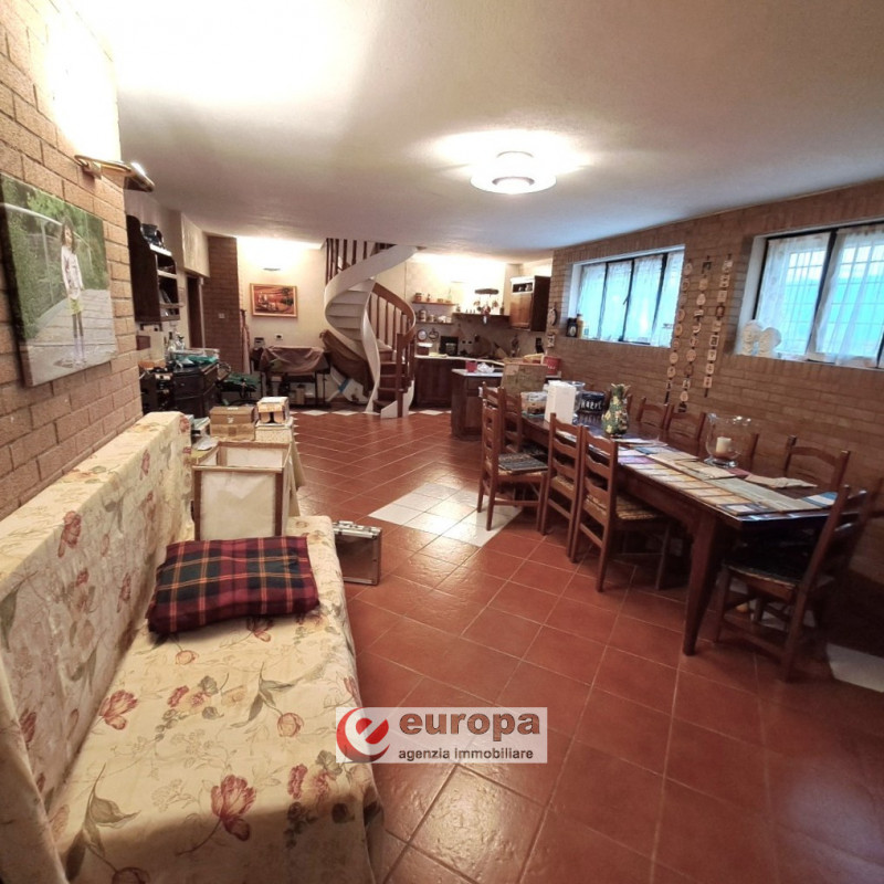 A pochi Km. dalla città, in direzione Nord e precisamente a CAVAZZALE, zona interna a viale Europ...