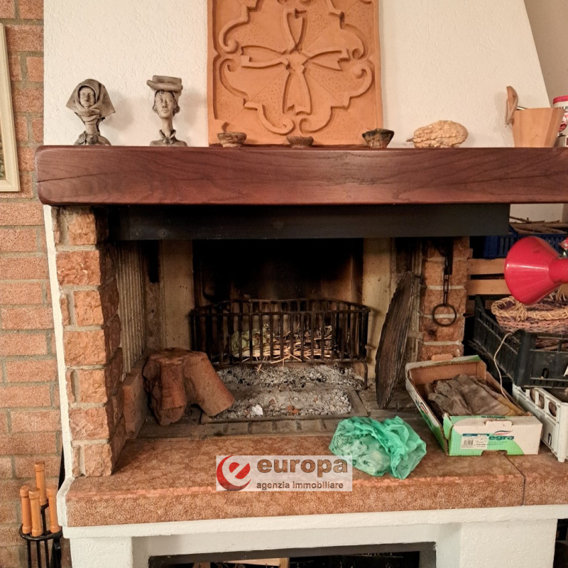 A pochi Km. dalla città, in direzione Nord e precisamente a CAVAZZALE, zona interna a viale Europ...