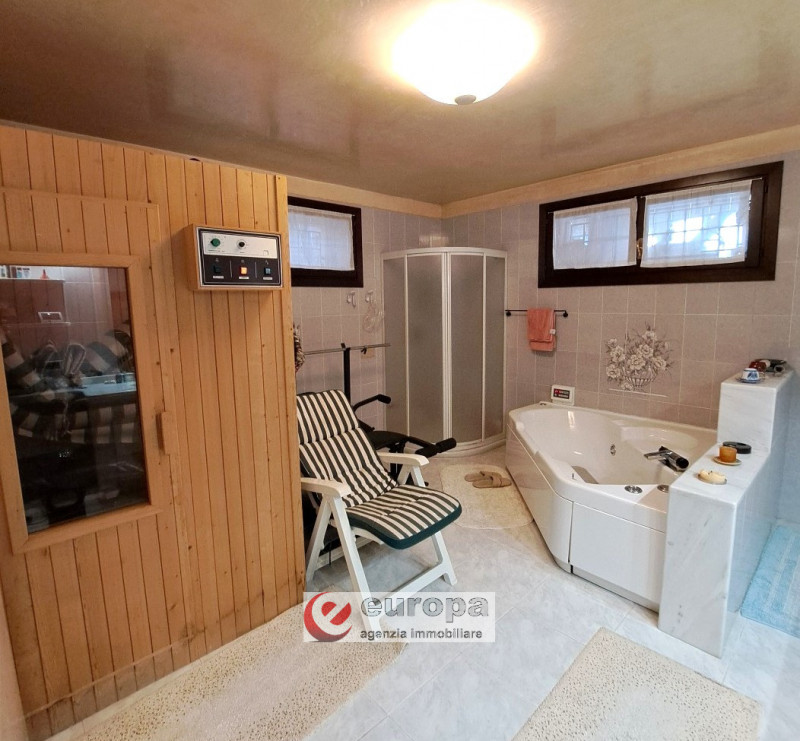 A pochi Km. dalla città, in direzione Nord e precisamente a CAVAZZALE, zona interna a viale Europ...