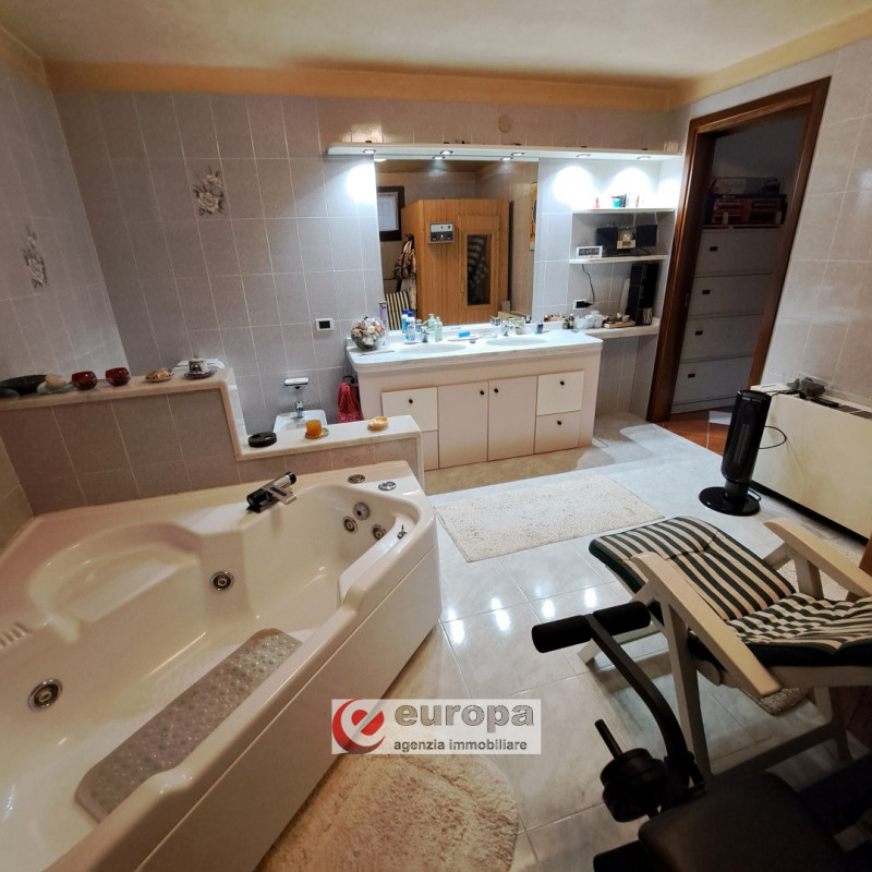 A pochi Km. dalla città, in direzione Nord e precisamente a CAVAZZALE, zona interna a viale Europ...