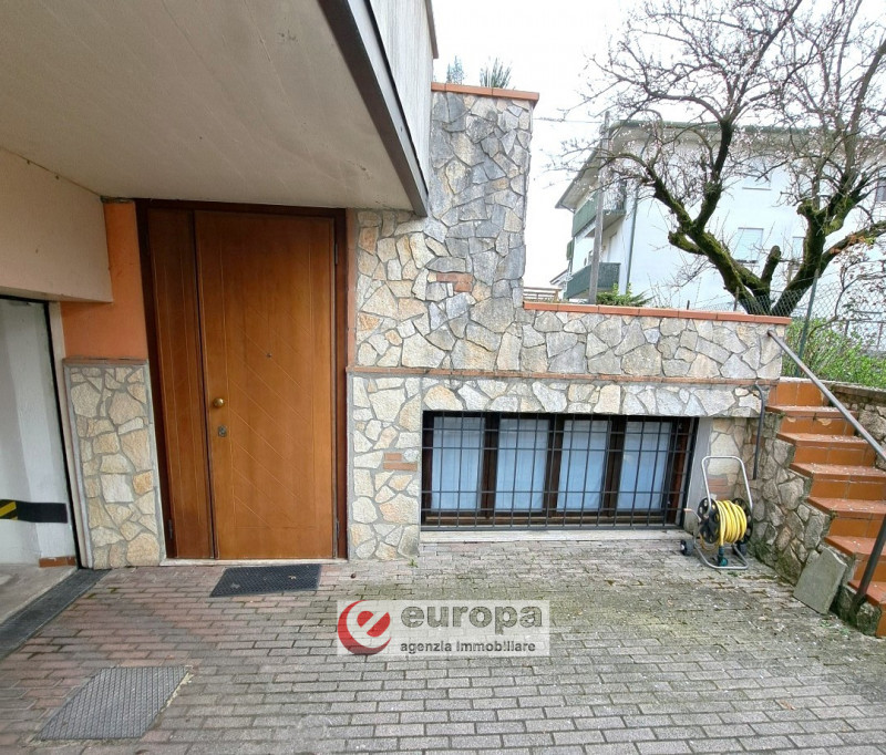 A pochi Km. dalla città, in direzione Nord e precisamente a CAVAZZALE, zona interna a viale Europ...