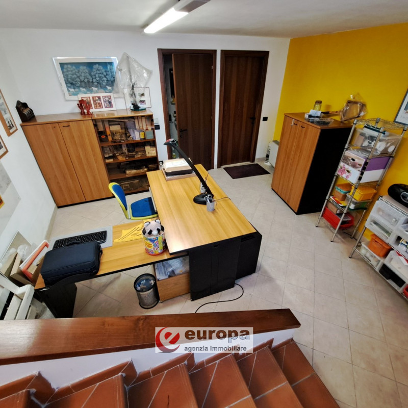 A pochi Km. dalla città, in direzione Nord e precisamente a CAVAZZALE, zona interna a viale Europ...