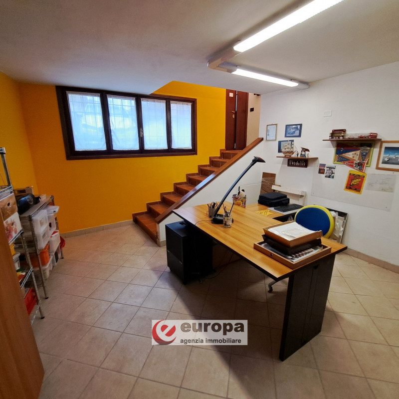 A pochi Km. dalla città, in direzione Nord e precisamente a CAVAZZALE, zona interna a viale Europ...