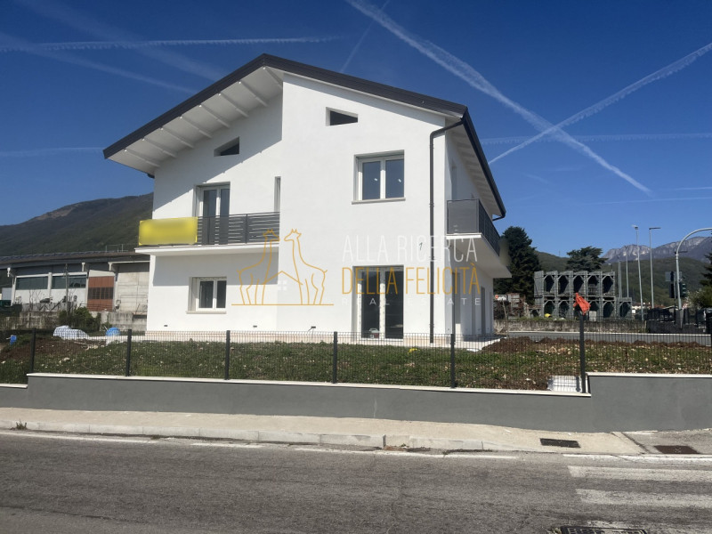 PIOVENE ROCCHETTE: BIFAMILIARE DI NUOVA COSTRUZIONE, servita da giardino esclusivo.
Cl. En. A+  I...
