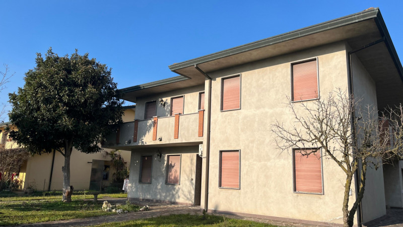 Nel cuore di Villa Estense proponiamo in vendita una rara opportunità: casa singola terratetto di...