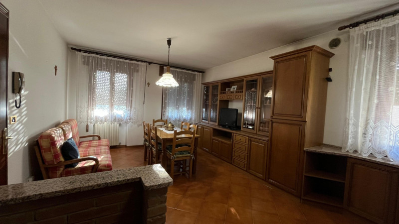 Nel cuore di Villa Estense proponiamo in vendita una rara opportunità: casa singola terratetto di...