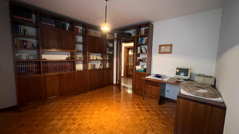 Nel cuore di Villa Estense proponiamo in vendita una rara opportunità: casa singola terratetto di...