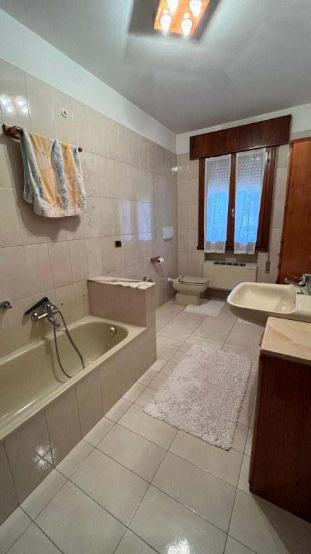 Nel cuore di Villa Estense proponiamo in vendita una rara opportunità: casa singola terratetto di...