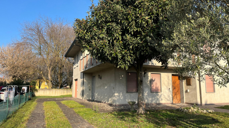 Nel cuore di Villa Estense proponiamo in vendita una rara opportunità: casa singola terratetto di...