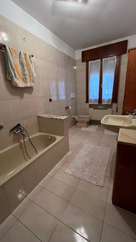 Nel cuore di Villa Estense proponiamo in vendita una rara opportunità: casa singola terratetto di...