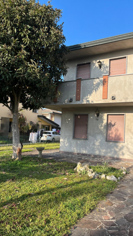 Nel cuore di Villa Estense proponiamo in vendita una rara opportunità: casa singola terratetto di...