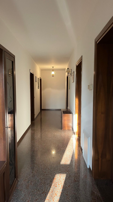 Nel cuore di Villa Estense proponiamo in vendita una rara opportunità: casa singola terratetto di...