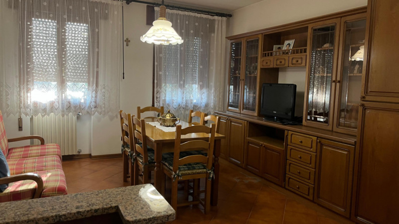 Nel cuore di Villa Estense proponiamo in vendita una rara opportunità: casa singola terratetto di...