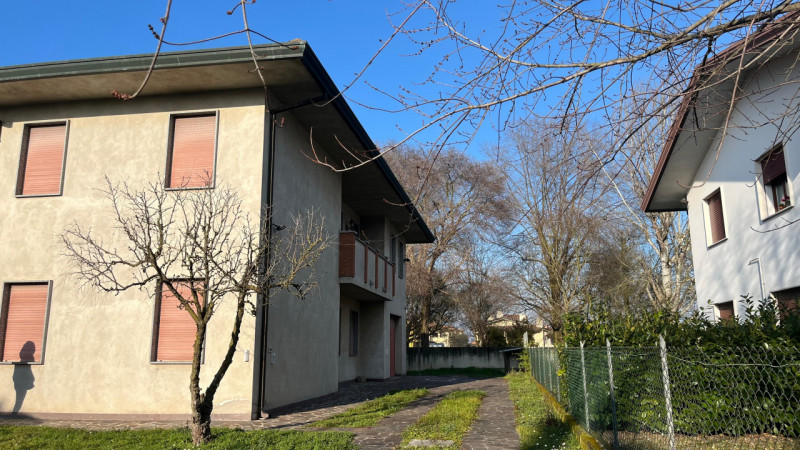 Nel cuore di Villa Estense proponiamo in vendita una rara opportunità: casa singola terratetto di...