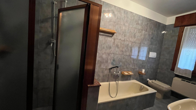 Nel cuore di Villa Estense proponiamo in vendita una rara opportunità: casa singola terratetto di...