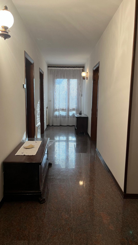 Nel cuore di Villa Estense proponiamo in vendita una rara opportunità: casa singola terratetto di...