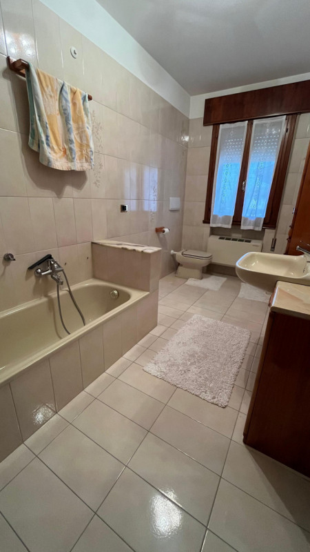 Nel cuore di Villa Estense proponiamo in vendita una rara opportunità: casa singola terratetto di...