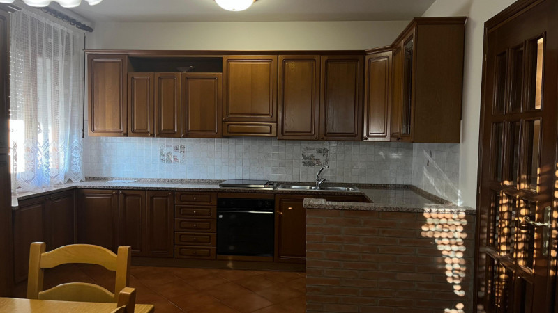 Nel cuore di Villa Estense proponiamo in vendita una rara opportunità: casa singola terratetto di...