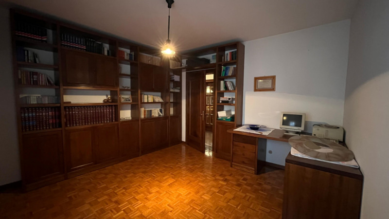 Nel cuore di Villa Estense proponiamo in vendita una rara opportunità: casa singola terratetto di...