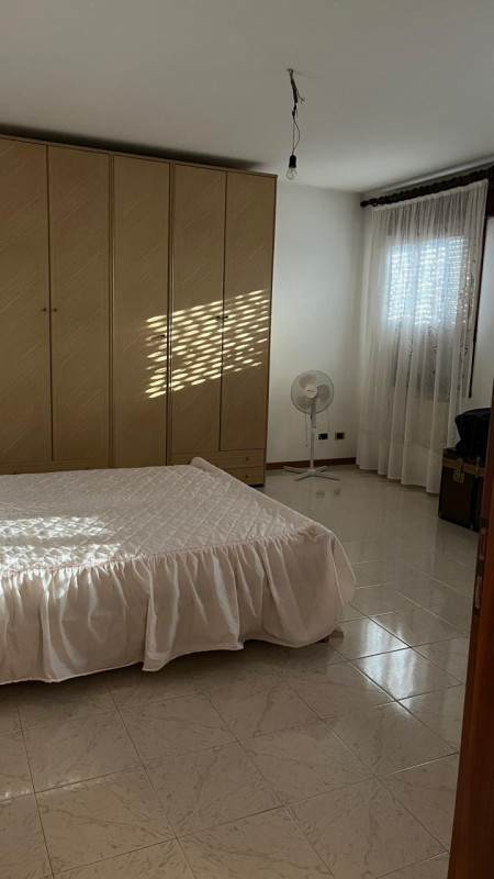 Nel cuore di Villa Estense proponiamo in vendita una rara opportunità: casa singola terratetto di...