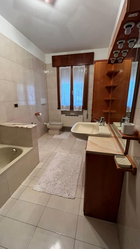 Nel cuore di Villa Estense proponiamo in vendita una rara opportunità: casa singola terratetto di...