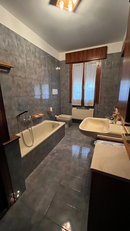 Nel cuore di Villa Estense proponiamo in vendita una rara opportunità: casa singola terratetto di...