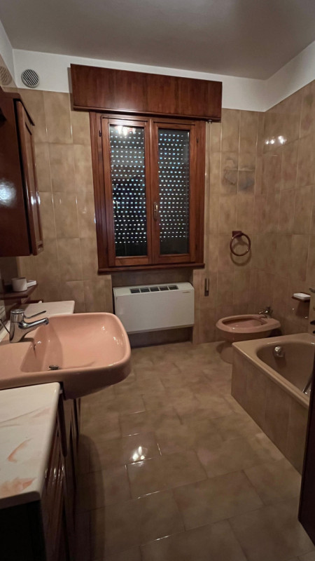 Nel cuore di Villa Estense proponiamo in vendita una rara opportunità: casa singola terratetto di...