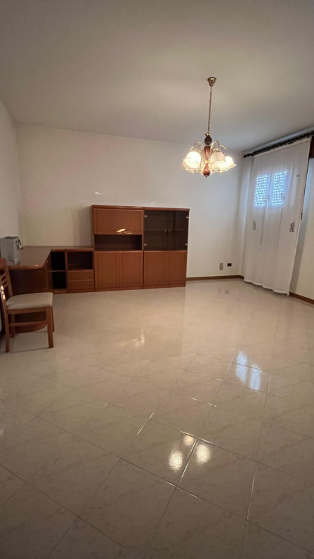 Nel cuore di Villa Estense proponiamo in vendita una rara opportunità: casa singola terratetto di...