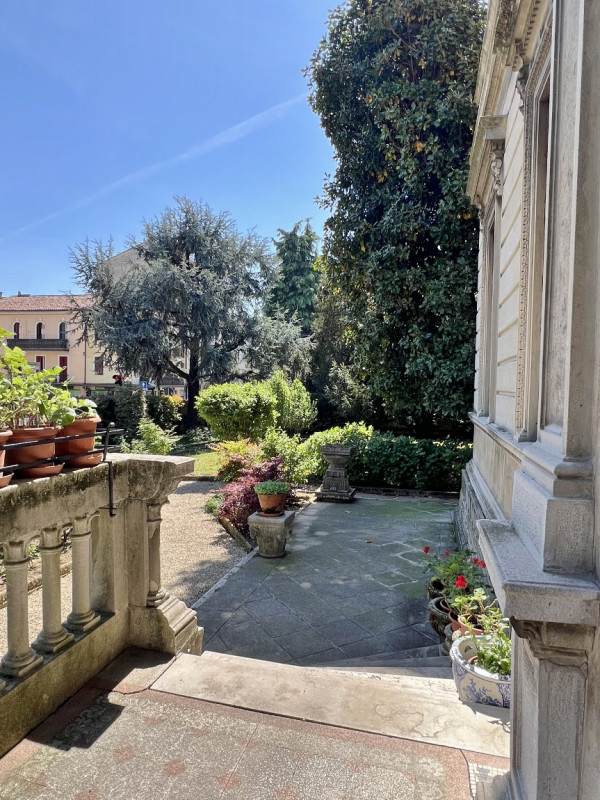 MERAVIGLIOSA VILLA LIBERTY DEL 1914 CON STUPENDO PARCO SECOLARE A VICENZA - Rif. 8376 - Euro 1.49...