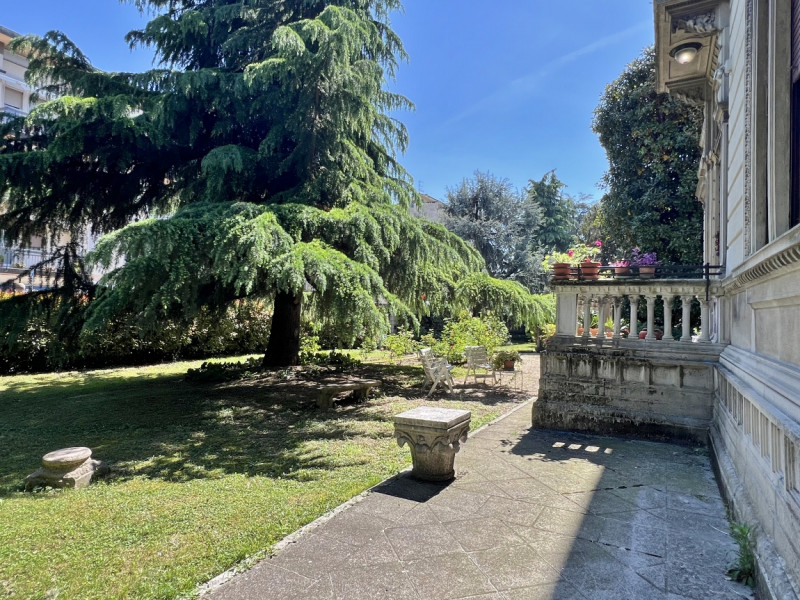 MERAVIGLIOSA VILLA LIBERTY DEL 1914 CON STUPENDO PARCO SECOLARE A VICENZA - Rif. 8376 - Euro 1.49...