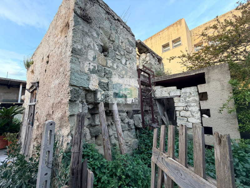 Nel cuore pulsante di Forio, proponiamo in vendita un incantevole rustico casale di 40 mq, immers...