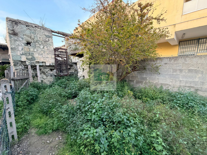 Nel cuore pulsante di Forio, proponiamo in vendita un incantevole rustico casale di 40 mq, immers...