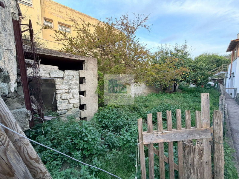 Nel cuore pulsante di Forio, proponiamo in vendita un incantevole rustico casale di 40 mq, immers...