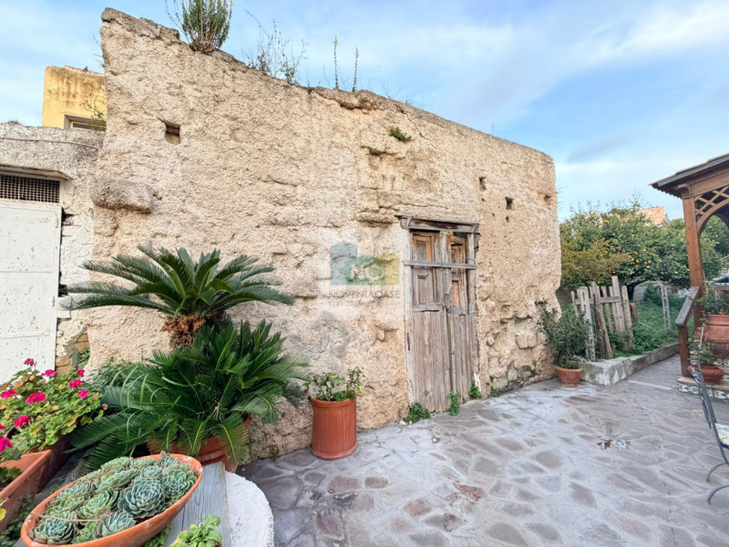 Nel cuore pulsante di Forio, proponiamo in vendita un incantevole rustico casale di 40 mq, immers...