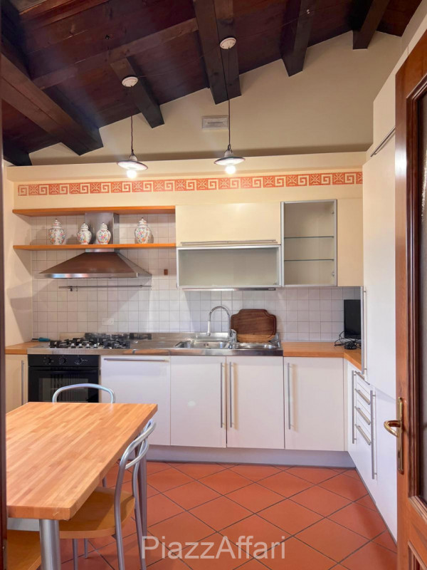 Proponiamo in affitto un elegante appartamento situato al secondo ed ultimo piano, a ridosso del ...